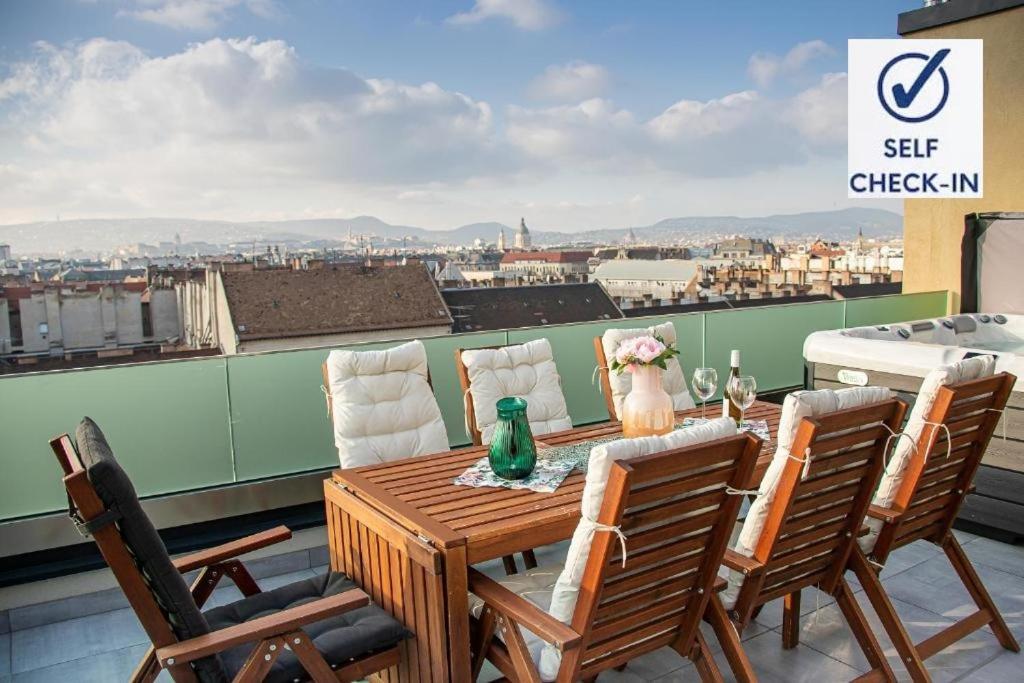 Centropolitan Penthouse #Jacuzzi #Freeparking Apartment Budapest Bagian luar foto